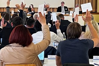 Dem Landkreis Mittelsachsen fehlt es an allen Ecken an Geld - Der mittelsächsische Kreistag hat am Mittwochabend in Freiberg unter anderem über den Doppelhaushalt für 2025 und 2026 abgestimmt.