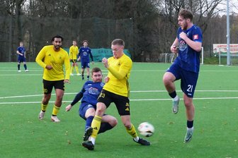 Dem Marienberger Sachsenpokal-Jubel folgt die Ernüchterung in der Sachsenliga - Noel Bergers springt hoch, sodass der Schuss von Motor-Kapitän Pierre Bauer im Netz landet. Das 2:4 in der zweiten Minute der Nachspielzeit stellte aber nur noch Ergebniskosmetik dar.