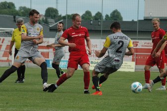 Dem Meistertitel ganz nah: Lunzenauer Fußballer nutzen Patzer des Verfolgers und bezwingen SSV Königshain-Wiederau - Karl Handke vom SSV Königshain-Wiederau (M.), hier gegen Elias Loth, dem Torschützen zum 3:1, hatte es als zentraler Mittelfeldspieler schwer.