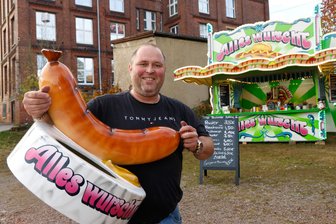 Dem neuen Wüstenbrander Imbissbetreiber ist die Wurst nicht wurscht - Alexander Lötzsch hat in Wüstenbrand einen neuen Imbiss eröffnet.