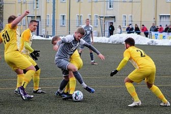 Dem RFC fehlen nach vorn die Impulse - Kein Durchkommen für Reichenbachs Niclas Schmelzer (am Ball) gegen gleich vier Radefelder.