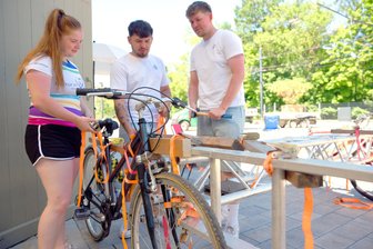 Dem Spanngurt gehört die Zukunft des Fahrzeugbaus – Chemnitzer VW-Azubis machen Kunst - Die Azubis Michelle Grünberg, Carlos Kämpfe und Tim Ellinger diskutieren und bauen.