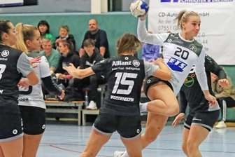 Dem Spitzenreiter Paroli geboten - HSG-Spielerin Vanessa Brzoska setzt sich in dieser Szene am Weißenborner Kreis durch. Die Abwehrreihen beider Mannschaften machten ihre Sache am Samstag aber insgesamt sehr gut, sodass wenige Tore fielen. 