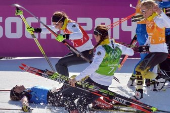 Dem Sturmlauf folgt ein Jubelsturm - Ein überglückliches Langlauf-Quartett: Denise Herrmann, Nicole Fessel, Stefanie Böhler und Claudia Nystad (von links).