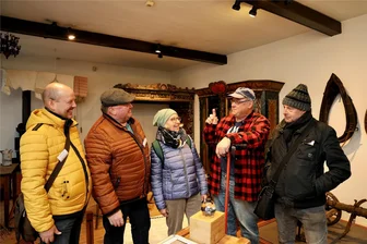 Dem Welterbe auf der Spur: Welterbe-Akteure auf Entdeckertour in Annaberg-Buchholz - Die Annaberger Sperrgusch alias Ralf Siegert (2. von rechts) erklärt anderen Gästeführern die Besonderheiten von Annaberg-Buchholz.