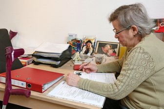 Demente Bettnachbarin beschmiert sich in Zwickauer Krankenhaus mit Kot: Was, wenn der Klinik-Aufenthalt zum Albtraum wird? - Ingrid Kober brütet über ihren Papieren. Die belastende Situation mit einer dementen Bettnachbarin im Krankenhaus beschäftigt sie seit Monaten.