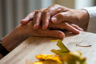 Demente Seniorin vergewaltigt: Haftstrafe für Altenpfleger aus dem Landkreis Zwickau - Ein Altenpfleger muss in Haft, weil er eine demenzkranke Heimbewohnerin sexuell belästigt und vergewaltigt hat.