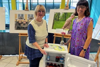 Demenz: Offene Worte über das Vergessen in Schwarzenberg - Mit ihrer Kleidung und dem Kühlschrank, in dem die Hausschuhe stehen, wollen Saskia Kuban (l.) und Kerstin Klöppel auffallen und mit den Leuten ins Gespräch kommen. Das ist ihnen gut gelungen. 