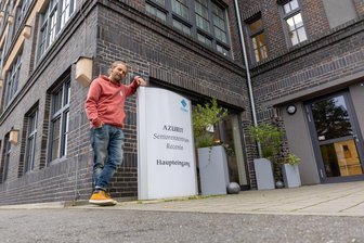 Demenz, Übergriffe, Schläge: Warum Gewalt in der Pflege (k)ein Tabuthema sein sollte - Tommy Gabler ist examinierter Krankenpfleger und arbeitet seit 1998 in der Pflegebranche. Nach der Ausbildung qualifizierte er sich weiter und übernahm 2017 die Pflegedienstleitung im Azurit-Seniorenzentrum „Recenia“ Hartmannsdorf.