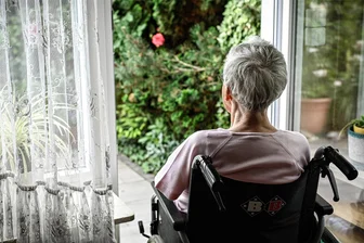 Demenzkranke Mutter gibt zu viel Geld aus: Zwickauerin besorgt sich Falschgeld im Darknet - Der Umgang mit Demenzkranken, die zu viel einkaufen oder zu viel Geld Pflegern zustecken: Ein moralisches und ebenso juristisches Dilemma.