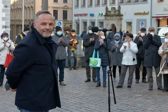 Demo auf dem Freiberger Obermarkt: Rückkehr zu Minsker Abkommen gefordert - Auf der Antikriegsdemo am Mittwoch auf dem Obermarkt in Freiberg ergriff auch Dirk Neubauer das Wort. Der parteilose Bürgermeister von Augustusburg hat den Krieg im Kosovo erlebt.