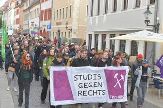 Demo für ein AfD-Verbot in Freiberg - Der Demo für ein AfD-Verbot schlossen sich in Freiberg mehr Menschen als erwartet an.