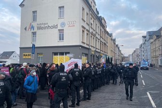 Demo gegen Gründung von AfD-Jugendorganisation in Chemnitz - Die Polizei hat an der Limbacher Straße eine Kette vor den Demonstranten gebildet.
