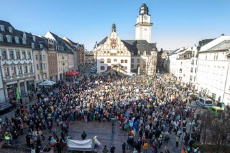 Demo gegen Rechtsextremismus in Plauen hat ein Nachspiel: Vogtland-AfD will Diakonie und Theater zur Neutralität verpflichten - Nach Angaben von Polizei und Versammlungsbehörde waren 1800 Menschen aus dem Vogtland auf den Plauener Altmarkt gekommen, um für Vielfalt, Toleranz, freiheitliche Werte und gegen menschenfeindliche Bestrebungen zu protestieren.