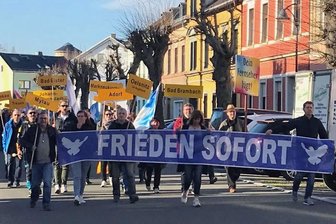 Demo im Vogtland fordert das Verbot aller Waffen - Eine Forderung nach dem Verbot aller Waffen weltweit haben die Teilnehmer der Demo 5. Vogtländischer Spaziergang am Samstagnachmittag in Treuen unterstützt. 