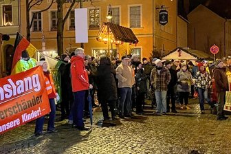Demo in Auerbach: Protestzug stoppt vor Grünen-Büro - Etwa 150 Menschen haben am Montagabend in Auerbach gegen die Politik der Bundesregierung protestiert.