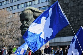 Demo in Chemnitz: Mit Friedenstauben und Marschtrommeln durch die Stadt - Auftaktkundgebung am Karl-Marx-Monument in Chemnitz. 