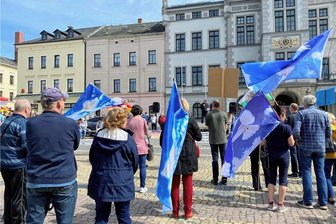 Demo in Oelsnitz: Teilnehmerzahl auf 120 geschrumpft - Die Anzahl derer, die sich Samstagnachmittag zu einer Demo in Oelsnitz zusammenfanden, ist auf 120 geschrumpft. Nach einer halbstündigen Zusammenkunft, auf der vier Redner auftraten, ging es trommelnd und pfeifend durch die Innenstadt.