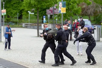 Demo in Plauen endet in Auseinandersetzung am Postplatz - Im Anschluss an eine Kundgebung des Plauener OB-Kandidaten Thomas Kaden ("Freie Sachsen") kam es am Montag zu einer Auseinandersetzung zwischen Versammlungsteilnehmern und der Polizei. Ein Mann wurde zu einem Polizeifahrzeug getragen.