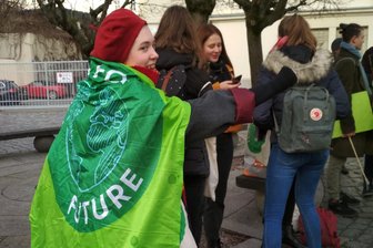 Demo: Umweltschützer setzen in Plauen wieder auf grüne Themen - Superkräfte für grüne Themen aktiviert die Plauener Schülerin Jelena Wardezki.