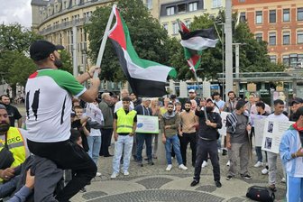 Demo und Gegendemo zum Thema Gaza: Kundgebungen sorgen in Plauen für Aufsehen - „Solidarität mit Gaza“ forderten diese Demonstranten am Plauener Postplatz.