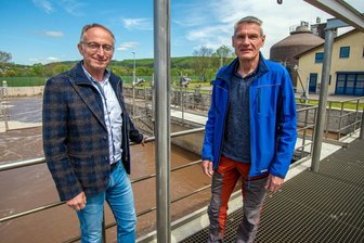 Demografie, Förderstopp, Gebührenstabilität: Wie der AZV Olbernhau seit 30 Jahren Kurs hält - Von Beginn an dabei: Knut Böttger, Geschäftsführer der Stadtwerke Olbernhau und Betriebsführer des AZV, sowie Abwassermeister Ulrich Helbig (v. l.).