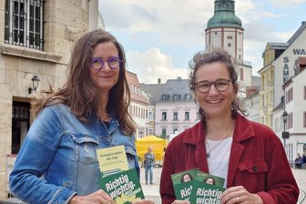 „Demokratie für alle ist Scheiße“: Was die Ampel-Parteien SPD, FDP und Grüne beim Landtagswahlkampf in Sachsen erleben - Döbeln ist für die Wahlkämpferin Katja Kreiser (l.) und die Grünen-Kandidatin Kristina Wittig kein leichtes Pflaster.