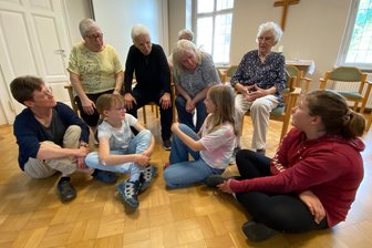 Demokratie lebt vom Mitmachen: Rochlitz zeigt die Stärke des Wir - In Rochlitz sind Kinder und Seniorinnen zum Gespräch zusammengekommen. Eines wurde offensichtlich: Es gibt mehr Gemeinsamkeiten als Unterschiede.