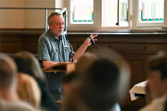 Demokratie will gelernt sein: Wie das Rochlitzer Gymnasium Courage und Toleranz vermittelt - Zeitzeuge Utz Rachowski war zu Gast im Rochlitzer Johann-Mathesius-Gymnasium zum Thema „Leben in einer Diktatur“. Das Gespräch gehört zur Woche der Demokratie.