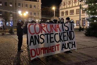 Demokratiebündnis ruft zu Gegenprotest auf - Bei kleinen Kundgebungen gegen die Coronaproteste wurde bereits mehrfach dieses Banner gezeigt.
