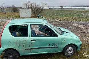 Demoliertes Auto abgeschleppt - Das Auto stand über Wochen hinter den Neumarker Baywa-Türmen.