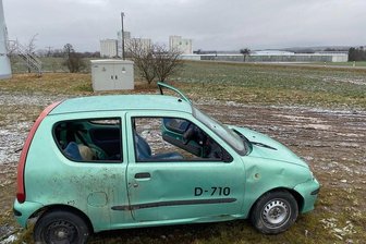 Demoliertes Auto nach Wochen abgeschleppt - Zerbeult, die Scheiben eingeschmissen, der Innenraum verwüstet - so war dieses Auto wochenlang Blickfang hinter der Baywa.