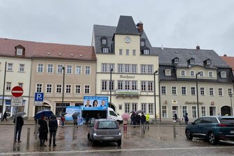Demonstranten fordern Alternative zum Lockdown - Trotz strömenden Regens hat auf dem Frankenberger Markt eine Versammlung der AfD-Stadtratsfraktion stattgefunden.