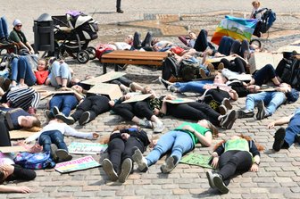 Demonstranten fordern bessere Klimapolitik - Mit einem Die-In ist am Freitagnachmittag auf dem Freiberger Obermarkt auf mögliche Folgen des Klimawandels aufmerksam gemacht worden.