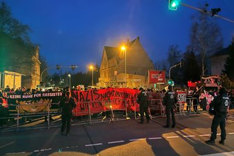 Demonstration am Wahlsonntag in Chemnitz: Protest gegen österreichischen Rechtsextremen Martin Sellner angekündigt - Vor genau einem Jahr wurde schon einmal gegen das IB-Haus und gegen einen Besuch des österreichischen Rechtsextremen Martin Sellner demonstriert.
