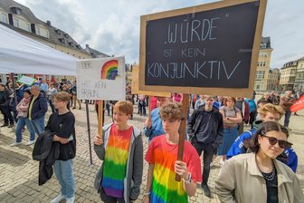 Demonstration: Dritte Demokratie-Kundgebung im Erzgebirge - Schätzungsweise 300 Erzgebirger haben an der Kundgebung „Nie wieder ist jetzt“ am Sonntag in der Kreisstadt teilgenommen. Unter ihnen war auch die Familie von Nadine Hesse aus Sehma – hier mit ihrem 17-jährigen Sohn Simon.