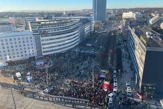 Demonstrationen bei Kulturhauptstadt-Eröffnung: Bündnis kritisiert Vorgehen der Polizei - Deutlich mehr Teilnehmer einer Gegendemonstration am Museum „Smac“ hatten den Aufzug der "Freien Sachsen" (hinter Polizei-Fahrzeugen) zunächst verhindert.