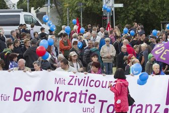 Demonstrationen in Plauen: Hunderte in der Innenstadt - Das Aktionsbündnis gegen Rechts und der Runde Tisch hatten zur Kundgebung am Wendedenkmal aufgerufen.