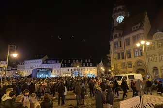 Demonstrationen in Waldheim: 450 Leute marschieren mit „Freien Sachsen“ durch die Stadt - Bei den Versammlungen in Waldheim kamen am Donnerstag knapp 700 Menschen zusammen.