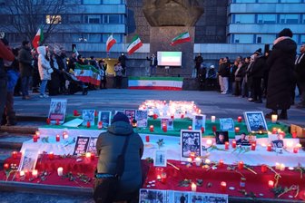 Demonstrationen von Kurden und Iranern in Chemnitz - Iraner gedenken bei einer Kundgebung am Marx-Monument der Opfer des jüngsten Aufstandes.