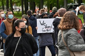 Demonstrierende erinnern an Opfer rassistischer Gewalt - "We don't forget", wir vergessen nicht, steht auf dem Plakat einer Teilnehmerin der Kundgebung am Dienstag auf der Hartmannstraße.
