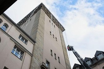 Demontage des LED-Netzes am Plauener Rathausturm hat begonnen - 