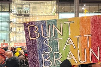 Demos gegen rechts in Chemnitz gehen weiter: Was am Samstag geplant ist - Am 21. Januar gingen 12.000 Menschen gegen die AfD und Rechtsextreme auf die Straße. Am Mittwoch waren es 2100.