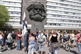 Demos in Chemnitz nach Streit im Stadtzentrum ohne Zwischenfälle - Etwa 50 Personen waren dem Aufruf der rechtsgerichteten "Bürgerinitiative Heidenauer Wellenlänge" zu einer Spontankundgebung am Karl-Marx-Monument gefolgt.