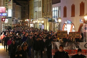 Demos in Westsachsen: Wie heiß wird der Herbst? - Im vergangenen Winter war die Resonanz bei den Coronaprotesten montags in Zwickau groß. Im Sommer versammelten sich weit weniger Menschen. Das könnte sich nun wieder ändern. Foto: Andreas Kretschel/Archiv
