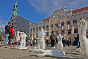 Demos in Zwickau: Rechte sollen provoziert haben - Auf dem Hauptmarkt haben Zwickauerinnen und Zwickauer gegen die Ungleichbehandlung der Geschlechter ihre Stimme erhoben.