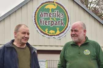 Dempewolf-Brüder sagen Tierpark ade - Nicht nur Tierparkleiter Uwe Dempewolf (re.) war in der Limbach-Oberfrohnaer Freizeiteinrichtung beschäftigt, auch sein Bruder Detlef. Zusammengerechnet war das Duo über 70 Jahre im Tierpark aktiv. Beide sagten jetzt ihrer Arbeitsstätte ade. 