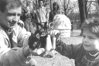 Dempewolf-Brüder sagen Tierpark ade - Kontaktfreudig: Uwe Dempewolf lässt gern auch mal - wie auf diesem Bild von 1993 - Kinder flauschige Kaninchen streicheln. 