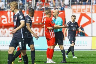 "Demütigende Situation": Das sagen Amateurfußballer zum Spielabbruch beim FSV Zwickau - Gesprächsbedarf: Das Drittliga-Spiel zwischen dem FSV Zwickau (rote Trikots) und Essen hat nach dem Abbruch zur Halbzeit von Schiedsrichter Nicolas Winter bundesweit für Schlagzeilen gesorgt.