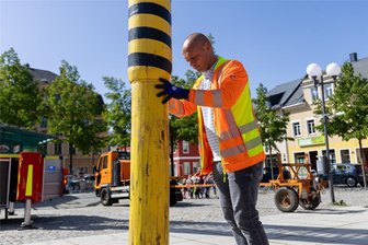 Den Auerbacher Neumarkt ziert jetzt ein Maibaum - Bauhofschef Rigo Knoppik kontrolliert, ob der Baum auch stabil steht.